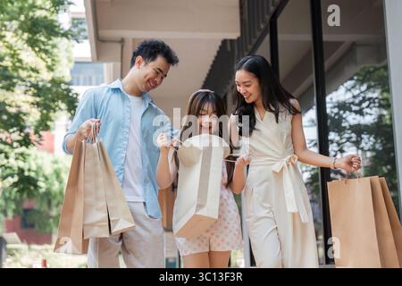 Familieneinkaufsabenteuer in der lokalen Mall, unterhaltsamer Ausflug in die Stadt, Familienerfahrung Stockfoto