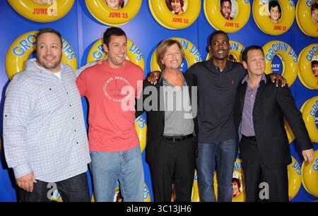 Kevin James, Adam Sandler, David Spade, Chris Rock und Rob Schneider bei der Premiere von „Grown ups“ in New York City am 23. Juni 2010 Stockfoto