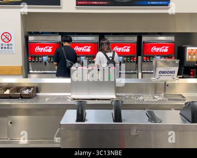 Costco Food Court hat einen brandneuen Limonadenbrunnen mit nachfüllbaren Getränken aus Coca-Cola-Getränken eingeführt. Stockfoto