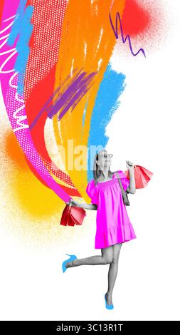 Collage einer lächelnden Frau in rosafarbenem Kleid, die Einkaufstaschen mit bunten abstrakten Formen hält. Konzept von E-Commerce-Anzeigen, Verkaufskampagnen Stockfoto