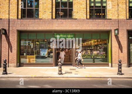 LONDON, 10. JULI 2025: Whole Foods Market an der Kings Road in Cheslea, SW3. Stockfoto