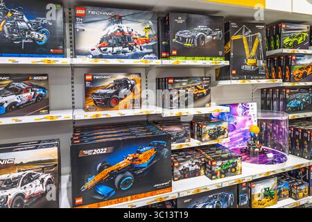 LEGO Technic Supersportwagen und Rennsets im Verkaufsregal. London, UK, 2. Juni 2024 Stockfoto