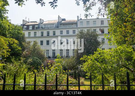 LONDON - 14. JULI 2025: Gehobene Londoner Apartmenthäuser in SW1 am Eaton Square Stockfoto