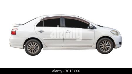 Ansicht von der rechten Seite der weißen Sportlimousine ist isoliert auf weißem Hintergrund mit Beschneidungspfad. Stockfoto