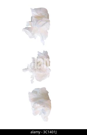 Ein Satz geschraubter oder zerknitterter weißer Papierkugeln ist auf weißem Hintergrund mit Beschneidungspfad isoliert. Stockfoto