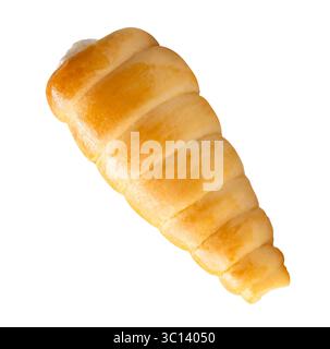 Die Seitenansicht des einzelnen Blätterteigs-Creme-Horns ist auf weißem Hintergrund mit Schnittpfad isoliert. Stockfoto