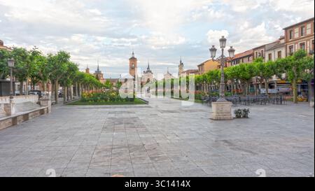 Plaza Cervantes mit Bäumen und historischen Gebäuden in Alcala de Henares Spanien Stockfoto