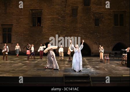 Festival d'Avignon 2025 'Le soulier de satin' ('der Satin Slipper'), Theaterstück von Paul Claudel unter der Leitung von Eric Ruf, aufgeführt im Hof des Papstpalais am 19. Juli 2025 Kostüme von Christian Lacroix mit der Truppe der Comédie-Francaise Alain Lenglet, Florenz Viala, Coraly Zahonero, Laurent Stocker, Christian Gonon, Serge Bagdassarian, Suliane Brahim, Didier Sandre, Christophe Montenez, Marina Hands, Danièle Lebrun, Birane Ba, Sefa Yeboah, Baptiste Chabauty, Edith Proust und Fanny Barthod, Rachel Collignon, Gabriel Draper et Vincent Leterme, Aurélia Bonaque Ferrat, Ingrid Stockfoto