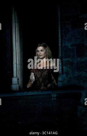 Festival d'Avignon 2025 'Le soulier de satin' ('der Satin Slipper'), Theaterstück von Paul Claudel unter der Leitung von Eric Ruf, aufgeführt im Hof des Papstpalais am 19. Juli 2025 Kostüme von Christian Lacroix mit der Truppe der Comédie-Francaise Alain Lenglet, Florenz Viala, Coraly Zahonero, Laurent Stocker, Christian Gonon, Serge Bagdassarian, Suliane Brahim, Didier Sandre, Christophe Montenez, Marina Hands, Danièle Lebrun, Birane Ba, Sefa Yeboah, Baptiste Chabauty, Edith Proust und Fanny Barthod, Rachel Collignon, Gabriel Draper et Vincent Leterme, Aurélia Bonaque Ferrat, Ingrid Stockfoto