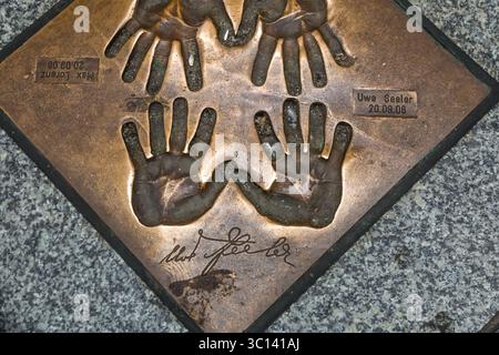 Großartige Nahaufnahme der Bronzetafel mit den Handabdrücken und der Unterschrift von Uwe Seeler, einem berühmten deutschen Fußballspieler. Es ist eingebettet in... Stockfoto