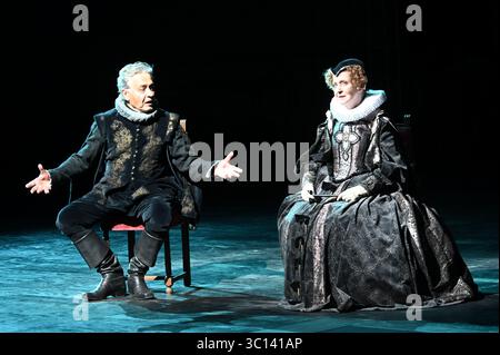 Festival d'Avignon 2025 'Le soulier de satin' ('der Satin Slipper'), Theaterstück von Paul Claudel unter der Leitung von Eric Ruf, aufgeführt im Hof des Papstpalais am 19. Juli 2025 Kostüme von Christian Lacroix mit der Truppe der Comédie-Francaise Alain Lenglet, Florenz Viala, Coraly Zahonero, Laurent Stocker, Christian Gonon, Serge Bagdassarian, Suliane Brahim, Didier Sandre, Christophe Montenez, Marina Hands, Danièle Lebrun, Birane Ba, Sefa Yeboah, Baptiste Chabauty, Edith Proust und Fanny Barthod, Rachel Collignon, Gabriel Draper et Vincent Leterme, Aurélia Bonaque Ferrat, Ingrid Stockfoto