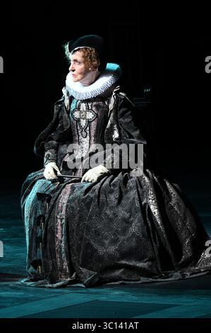 Festival d'Avignon 2025 'Le soulier de satin' ('der Satin Slipper'), Theaterstück von Paul Claudel unter der Leitung von Eric Ruf, aufgeführt im Hof des Papstpalais am 19. Juli 2025 Kostüme von Christian Lacroix mit der Truppe der Comédie-Francaise Alain Lenglet, Florenz Viala, Coraly Zahonero, Laurent Stocker, Christian Gonon, Serge Bagdassarian, Suliane Brahim, Didier Sandre, Christophe Montenez, Marina Hands, Danièle Lebrun, Birane Ba, Sefa Yeboah, Baptiste Chabauty, Edith Proust und Fanny Barthod, Rachel Collignon, Gabriel Draper et Vincent Leterme, Aurélia Bonaque Ferrat, Ingrid Stockfoto