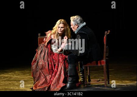 Festival d'Avignon 2025 'Le soulier de satin' ('der Satin Slipper'), Theaterstück von Paul Claudel unter der Leitung von Eric Ruf, aufgeführt im Hof des Papstpalais am 19. Juli 2025 Kostüme von Christian Lacroix mit der Truppe der Comédie-Francaise Alain Lenglet, Florenz Viala, Coraly Zahonero, Laurent Stocker, Christian Gonon, Serge Bagdassarian, Suliane Brahim, Didier Sandre, Christophe Montenez, Marina Hands, Danièle Lebrun, Birane Ba, Sefa Yeboah, Baptiste Chabauty, Edith Proust und Fanny Barthod, Rachel Collignon, Gabriel Draper et Vincent Leterme, Aurélia Bonaque Ferrat, Ingrid Stockfoto