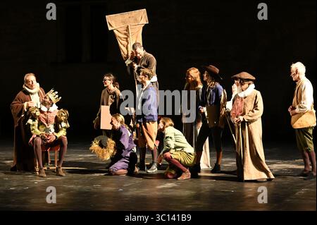 Festival d'Avignon 2025 'Le soulier de satin' ('der Satin Slipper'), Theaterstück von Paul Claudel unter der Leitung von Eric Ruf, aufgeführt im Hof des Papstpalais am 19. Juli 2025 Kostüme von Christian Lacroix mit der Truppe der Comédie-Francaise Alain Lenglet, Florenz Viala, Coraly Zahonero, Laurent Stocker, Christian Gonon, Serge Bagdassarian, Suliane Brahim, Didier Sandre, Christophe Montenez, Marina Hands, Danièle Lebrun, Birane Ba, Sefa Yeboah, Baptiste Chabauty, Edith Proust und Fanny Barthod, Rachel Collignon, Gabriel Draper et Vincent Leterme, Aurélia Bonaque Ferrat, Ingrid Stockfoto