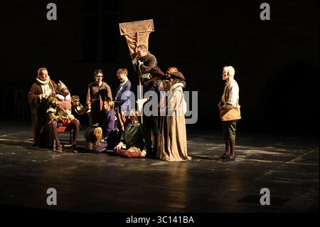 Festival d'Avignon 2025 'Le soulier de satin' ('der Satin Slipper'), Theaterstück von Paul Claudel unter der Leitung von Eric Ruf, aufgeführt im Hof des Papstpalais am 19. Juli 2025 Kostüme von Christian Lacroix mit der Truppe der Comédie-Francaise Alain Lenglet, Florenz Viala, Coraly Zahonero, Laurent Stocker, Christian Gonon, Serge Bagdassarian, Suliane Brahim, Didier Sandre, Christophe Montenez, Marina Hands, Danièle Lebrun, Birane Ba, Sefa Yeboah, Baptiste Chabauty, Edith Proust und Fanny Barthod, Rachel Collignon, Gabriel Draper et Vincent Leterme, Aurélia Bonaque Ferrat, Ingrid Stockfoto