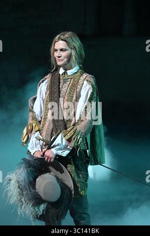 Festival d'Avignon 2025 'Le soulier de satin' ('der Satin Slipper'), Theaterstück von Paul Claudel unter der Leitung von Eric Ruf, aufgeführt im Hof des Papstpalais am 19. Juli 2025 Kostüme von Christian Lacroix mit der Truppe der Comédie-Francaise Alain Lenglet, Florenz Viala, Coraly Zahonero, Laurent Stocker, Christian Gonon, Serge Bagdassarian, Suliane Brahim, Didier Sandre, Christophe Montenez, Marina Hands, Danièle Lebrun, Birane Ba, Sefa Yeboah, Baptiste Chabauty, Edith Proust und Fanny Barthod, Rachel Collignon, Gabriel Draper et Vincent Leterme, Aurélia Bonaque Ferrat, Ingrid Stockfoto