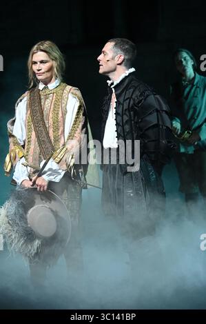 Festival d'Avignon 2025 'Le soulier de satin' ('der Satin Slipper'), Theaterstück von Paul Claudel unter der Leitung von Eric Ruf, aufgeführt im Hof des Papstpalais am 19. Juli 2025 Kostüme von Christian Lacroix mit der Truppe der Comédie-Francaise Alain Lenglet, Florenz Viala, Coraly Zahonero, Laurent Stocker, Christian Gonon, Serge Bagdassarian, Suliane Brahim, Didier Sandre, Christophe Montenez, Marina Hands, Danièle Lebrun, Birane Ba, Sefa Yeboah, Baptiste Chabauty, Edith Proust und Fanny Barthod, Rachel Collignon, Gabriel Draper et Vincent Leterme, Aurélia Bonaque Ferrat, Ingrid Stockfoto