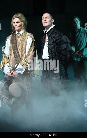 Festival d'Avignon 2025 'Le soulier de satin' ('der Satin Slipper'), Theaterstück von Paul Claudel unter der Leitung von Eric Ruf, aufgeführt im Hof des Papstpalais am 19. Juli 2025 Kostüme von Christian Lacroix mit der Truppe der Comédie-Francaise Alain Lenglet, Florenz Viala, Coraly Zahonero, Laurent Stocker, Christian Gonon, Serge Bagdassarian, Suliane Brahim, Didier Sandre, Christophe Montenez, Marina Hands, Danièle Lebrun, Birane Ba, Sefa Yeboah, Baptiste Chabauty, Edith Proust und Fanny Barthod, Rachel Collignon, Gabriel Draper et Vincent Leterme, Aurélia Bonaque Ferrat, Ingrid Stockfoto