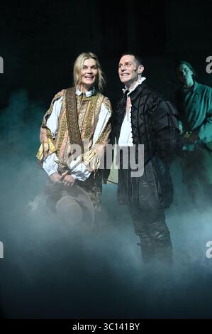 Festival d'Avignon 2025 'Le soulier de satin' ('der Satin Slipper'), Theaterstück von Paul Claudel unter der Leitung von Eric Ruf, aufgeführt im Hof des Papstpalais am 19. Juli 2025 Kostüme von Christian Lacroix mit der Truppe der Comédie-Francaise Alain Lenglet, Florenz Viala, Coraly Zahonero, Laurent Stocker, Christian Gonon, Serge Bagdassarian, Suliane Brahim, Didier Sandre, Christophe Montenez, Marina Hands, Danièle Lebrun, Birane Ba, Sefa Yeboah, Baptiste Chabauty, Edith Proust und Fanny Barthod, Rachel Collignon, Gabriel Draper et Vincent Leterme, Aurélia Bonaque Ferrat, Ingrid Stockfoto