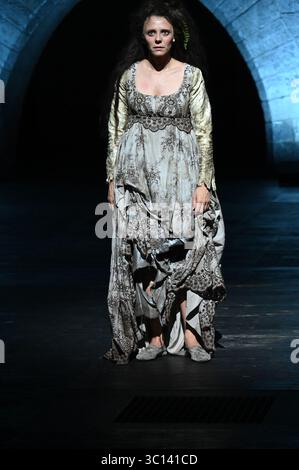 Festival d'Avignon 2025 'Le soulier de satin' ('der Satin Slipper'), Theaterstück von Paul Claudel unter der Leitung von Eric Ruf, aufgeführt im Hof des Papstpalais am 19. Juli 2025 Kostüme von Christian Lacroix mit der Truppe der Comédie-Francaise Alain Lenglet, Florenz Viala, Coraly Zahonero, Laurent Stocker, Christian Gonon, Serge Bagdassarian, Suliane Brahim, Didier Sandre, Christophe Montenez, Marina Hands, Danièle Lebrun, Birane Ba, Sefa Yeboah, Baptiste Chabauty, Edith Proust und Fanny Barthod, Rachel Collignon, Gabriel Draper et Vincent Leterme, Aurélia Bonaque Ferrat, Ingrid Stockfoto