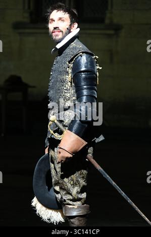 Festival d'Avignon 2025 'Le soulier de satin' ('der Satin Slipper'), Theaterstück von Paul Claudel unter der Leitung von Eric Ruf, aufgeführt im Hof des Papstpalais am 19. Juli 2025 Kostüme von Christian Lacroix mit der Truppe der Comédie-Francaise Alain Lenglet, Florenz Viala, Coraly Zahonero, Laurent Stocker, Christian Gonon, Serge Bagdassarian, Suliane Brahim, Didier Sandre, Christophe Montenez, Marina Hands, Danièle Lebrun, Birane Ba, Sefa Yeboah, Baptiste Chabauty, Edith Proust und Fanny Barthod, Rachel Collignon, Gabriel Draper et Vincent Leterme, Aurélia Bonaque Ferrat, Ingrid Stockfoto