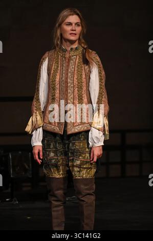 Festival d'Avignon 2025 'Le soulier de satin' ('der Satin Slipper'), Theaterstück von Paul Claudel unter der Leitung von Eric Ruf, aufgeführt im Hof des Papstpalais am 19. Juli 2025 Kostüme von Christian Lacroix mit der Truppe der Comédie-Francaise Alain Lenglet, Florenz Viala, Coraly Zahonero, Laurent Stocker, Christian Gonon, Serge Bagdassarian, Suliane Brahim, Didier Sandre, Christophe Montenez, Marina Hands, Danièle Lebrun, Birane Ba, Sefa Yeboah, Baptiste Chabauty, Edith Proust und Fanny Barthod, Rachel Collignon, Gabriel Draper et Vincent Leterme, Aurélia Bonaque Ferrat, Ingrid Stockfoto