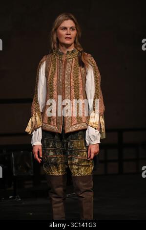 Festival d'Avignon 2025 'Le soulier de satin' ('der Satin Slipper'), Theaterstück von Paul Claudel unter der Leitung von Eric Ruf, aufgeführt im Hof des Papstpalais am 19. Juli 2025 Kostüme von Christian Lacroix mit der Truppe der Comédie-Francaise Alain Lenglet, Florenz Viala, Coraly Zahonero, Laurent Stocker, Christian Gonon, Serge Bagdassarian, Suliane Brahim, Didier Sandre, Christophe Montenez, Marina Hands, Danièle Lebrun, Birane Ba, Sefa Yeboah, Baptiste Chabauty, Edith Proust und Fanny Barthod, Rachel Collignon, Gabriel Draper et Vincent Leterme, Aurélia Bonaque Ferrat, Ingrid Stockfoto