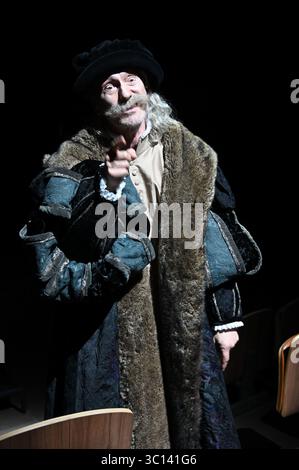 Festival d'Avignon 2025 'Le soulier de satin' ('der Satin Slipper'), Theaterstück von Paul Claudel unter der Leitung von Eric Ruf, aufgeführt im Hof des Papstpalais am 19. Juli 2025 Kostüme von Christian Lacroix mit der Truppe der Comédie-Francaise Alain Lenglet, Florenz Viala, Coraly Zahonero, Laurent Stocker, Christian Gonon, Serge Bagdassarian, Suliane Brahim, Didier Sandre, Christophe Montenez, Marina Hands, Danièle Lebrun, Birane Ba, Sefa Yeboah, Baptiste Chabauty, Edith Proust und Fanny Barthod, Rachel Collignon, Gabriel Draper et Vincent Leterme, Aurélia Bonaque Ferrat, Ingrid Stockfoto