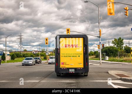 DHL Elektrofahrzeug EV Elektrolieferung Van Elektroantrieb Fahrzeug Paketzustellung Lkw in Ottawa Ontario Kanada 2024 Chevrolet BrightDrop Zevo 600 Stockfoto