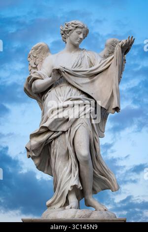 Rom, Italien. April 2025. Marmorstatue eines Engels, unter denen auf der Ponte Sant'Angelo in Rom, Italien. Der Engel hält Veronikas Schleier hoch, auf dem Christi Gesicht Blut eingeprägt war. (Kreditbild: © Gennaro Leonardi/Pacific Press via ZUMA Press Wire) NUR REDAKTIONELLE VERWENDUNG! Nicht für kommerzielle ZWECKE! Stockfoto