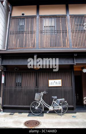 Takayama Japan Tempel Sakura Kirschbäume Parks Menschen Blumen Statuen Tradition Architektur Schilder Holzhäuser Schrein Fahrrad Fahrrad Stockfoto