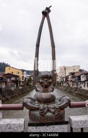 Takayama Japan Tempel Sakura Kirschbäume Parks Menschen Blumen Statuen Tradition Architektur Ashinaga Tenaga Nakabashi Brücke Kajibashi Stockfoto