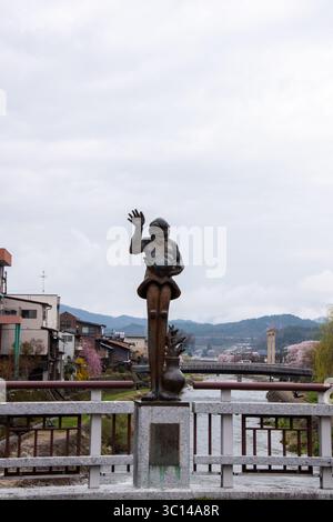 Takayama Japan Tempel Sakura Kirschbäume Parks Menschen Blumen Statuen Tradition Architektur Ashinaga Tenaga Nakabashi Brücke Kajibashi Stockfoto