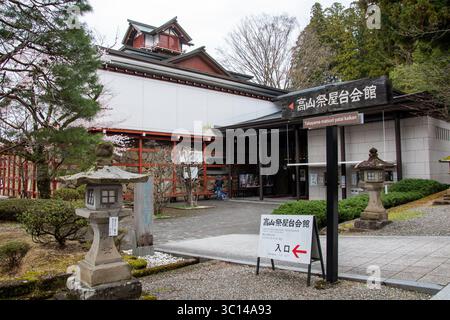 Takayama Japan Tempel Sakura Kirschbäume Parks Menschen Blumen Statuen Tradition Architektur Schilder Matsuri Yatai Kaikan Stockfoto