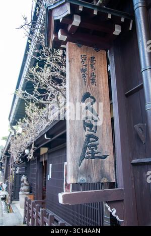 Takayama Japan Tempel Sakura Kirschbäume Parks Menschen Blumen Statuen Tradition Architektur Schilder Holzhäuser Schrein Stockfoto