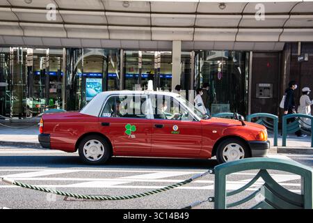 Kyoto Japan Tempel Sakura Kirschstraße Leute rote Taximarkt in der Innenstadt Geschäfte Geschäfte traditionelle grüne Nelke Stockfoto