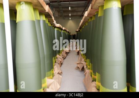 22. Juli 2025, Niedersachsen, Unterlüß: In der neuen Munitionsfabrik LAP des Rüstungsunternehmens Rheinmetall werden Artilleriegeschosse im Kaliber 155 mm aufgestellt. Niedersächsischer Wirtschaftsminister Tonne besuchte im Rahmen seiner Sommerreise das Rüstungsunternehmen Rheinmetall. Foto: Marcus Brandt/dpa Stockfoto