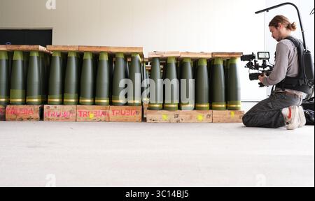 22. Juli 2025, Niedersachsen, Unterlüß: In der neuen Munitionsfabrik LAP des Rüstungsunternehmens Rheinmetall werden Artilleriegeschosse im Kaliber 155 mm aufgestellt. Niedersächsischer Wirtschaftsminister Tonne besuchte im Rahmen seiner Sommerreise das Rüstungsunternehmen Rheinmetall. Foto: Marcus Brandt/dpa Stockfoto