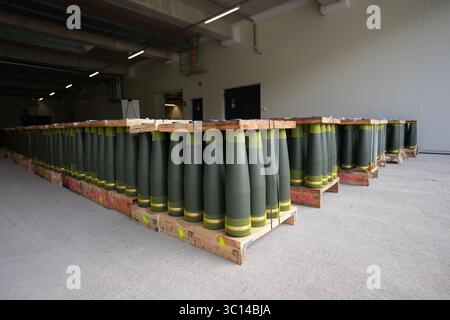 22. Juli 2025, Niedersachsen, Unterlüß: In der neuen Munitionsfabrik LAP des Rüstungsunternehmens Rheinmetall werden Artilleriegeschosse im Kaliber 155 mm aufgestellt. Niedersächsischer Wirtschaftsminister Tonne besuchte im Rahmen seiner Sommerreise das Rüstungsunternehmen Rheinmetall. Foto: Marcus Brandt/dpa Stockfoto