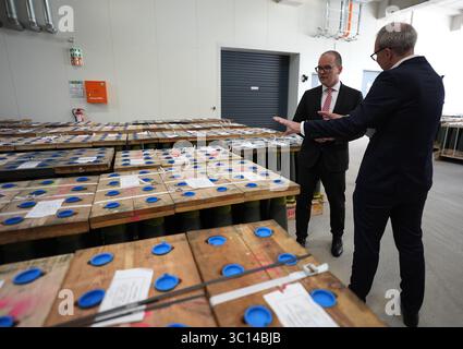 22. Juli 2025, Niedersachsen, Unterlüß: Grant Hendrik Tonne (l, SPD), Minister für Wirtschaft, Verkehr und Bau in Niedersachsen, steht mit Matthias Koll (r), CFO Rheinmetall Waffe und Munition, vor 155 mm-Artilleriegeschossen in der neuen LAP-Munitionsfabrik der Rüstungsfirma Rheinmetall. Der Besuch des Rüstungsunternehmens ist Teil der Sommerreise des niedersächsischen Wirtschaftsministers. Foto: Marcus Brandt/dpa Stockfoto