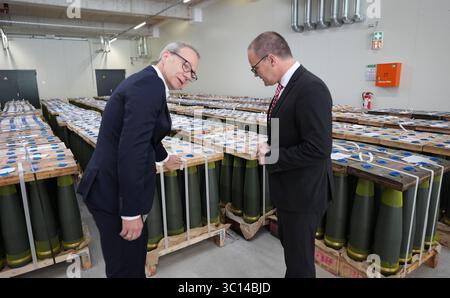 22. Juli 2025, Niedersachsen, Unterlüß: Grant Hendrik Tonne (r, SPD), Minister für Wirtschaft, Verkehr und Bau in Niedersachsen, steht mit Matthias Koll (l), CFO Rheinmetall Waffe und Munition, vor 155 mm-Artilleriegeschossen in der neuen LAP-Munitionsfabrik der Rüstungsfirma Rheinmetall. Der Besuch des Rüstungsunternehmens ist Teil der Sommerreise des niedersächsischen Wirtschaftsministers. Foto: Marcus Brandt/dpa Stockfoto