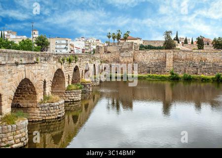 Die aus römischen Steinen gebaute Brücke über den Fluss Guadiana in der spanischen Stadt Merida, früher die römische Stadt Emérita Augusta Stockfoto