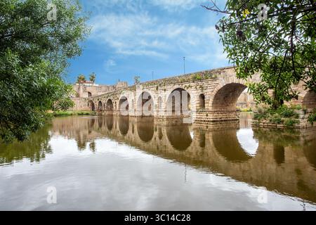 Die aus römischen Steinen gebaute Brücke über den Fluss Guadiana in der spanischen Stadt Merida, früher die römische Stadt Emérita Augusta Stockfoto