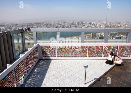 Osaka Japan Hochaufsteher Menschen Blick vom oberen Umeda Sky Gebäude Stockfoto
