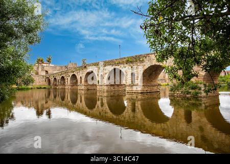 Die aus römischen Steinen gebaute Brücke über den Fluss Guadiana in der spanischen Stadt Merida, früher die römische Stadt Emérita Augusta Stockfoto