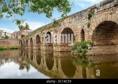 Die aus römischen Steinen gebaute Brücke über den Fluss Guadiana in der spanischen Stadt Merida, früher die römische Stadt Emérita Augusta Stockfoto
