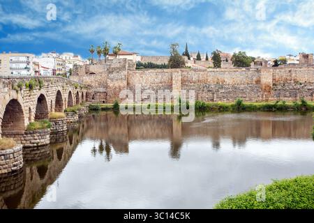 Die aus römischen Steinen gebaute Brücke über den Fluss Guadiana in der spanischen Stadt Merida, früher die römische Stadt Emérita Augusta Stockfoto