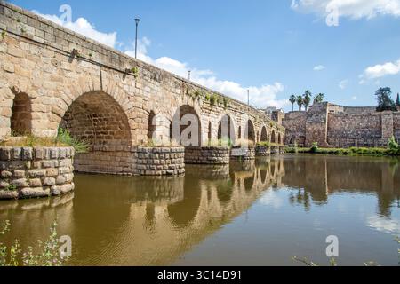 Die aus römischen Steinen gebaute Brücke über den Fluss Guadiana in der spanischen Stadt Merida, früher die römische Stadt Emérita Augusta Stockfoto