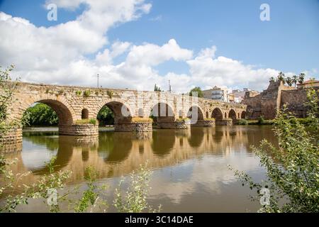 Die aus römischen Steinen gebaute Brücke über den Fluss Guadiana in der spanischen Stadt Merida, früher die römische Stadt Emérita Augusta Stockfoto
