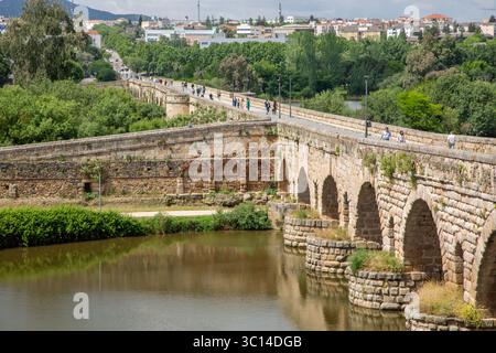 Die aus römischen Steinen gebaute Brücke über den Fluss Guadiana in der spanischen Stadt Merida, früher die römische Stadt Emérita Augusta Stockfoto
